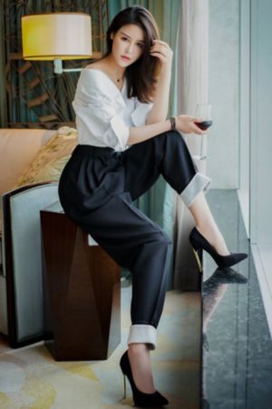 欧美黄色大衣美女照片_BD在线观看电视